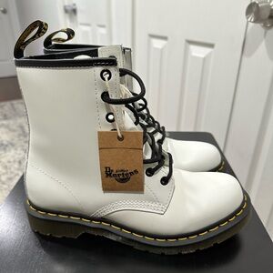New Dr. Martens 1460 WOMEN'S SMOOTH LEATHER LACE UP BOOTS.